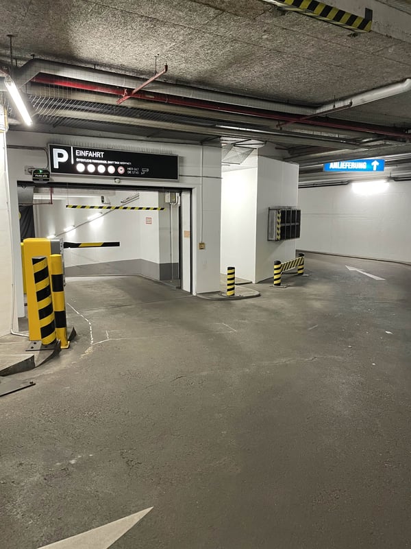 402 Einfahrt + rechts zur Warenannahme ( Ausahrt ohne Schranke möglich)