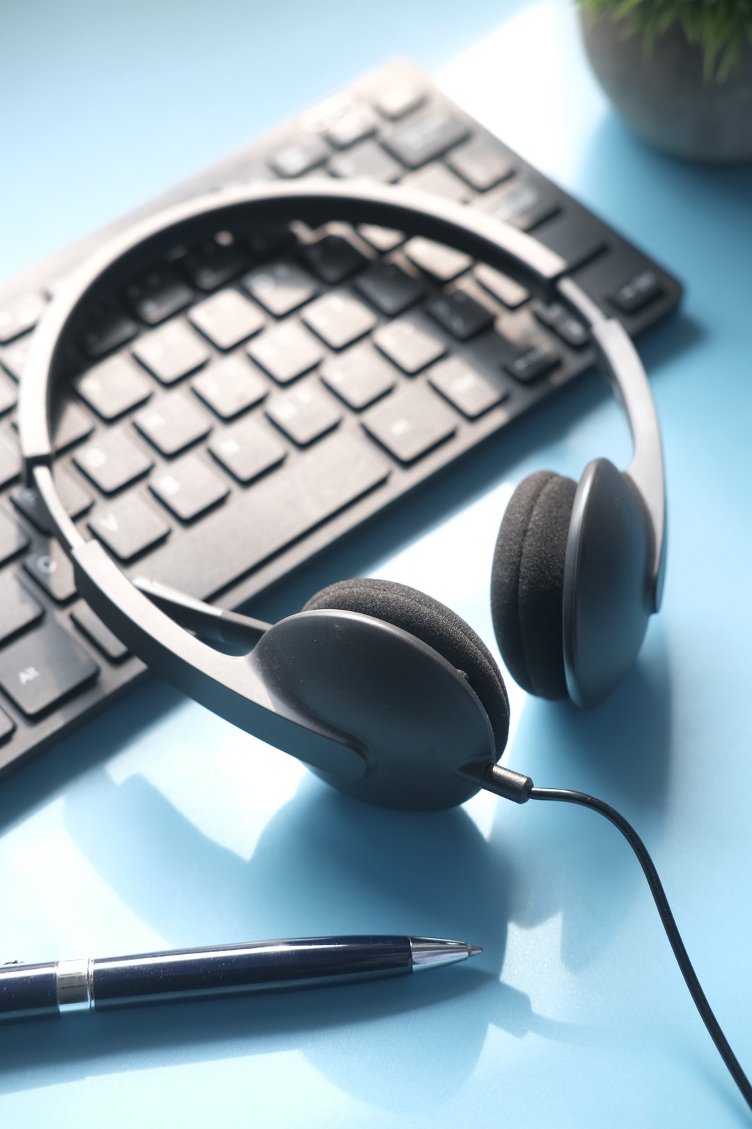 call-center-headphone-on-keyboard-on-table-2023-11-27-05-00-18-utc
